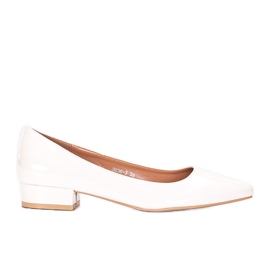 Białe czółenka na obcasie Timms