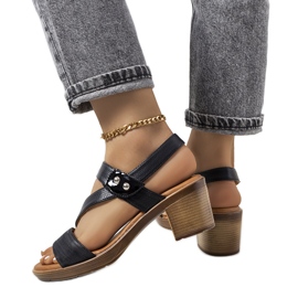 Czarne sandały na słupku Ewert