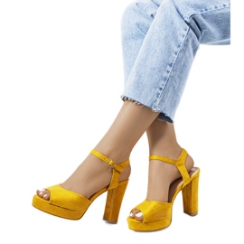 Musztardowe sandały na słupku Gale żółte