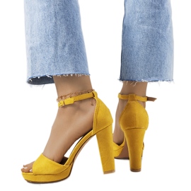 Żółte sandały na słupku Saldana