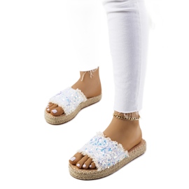 Białe klapki na platformie Susanna