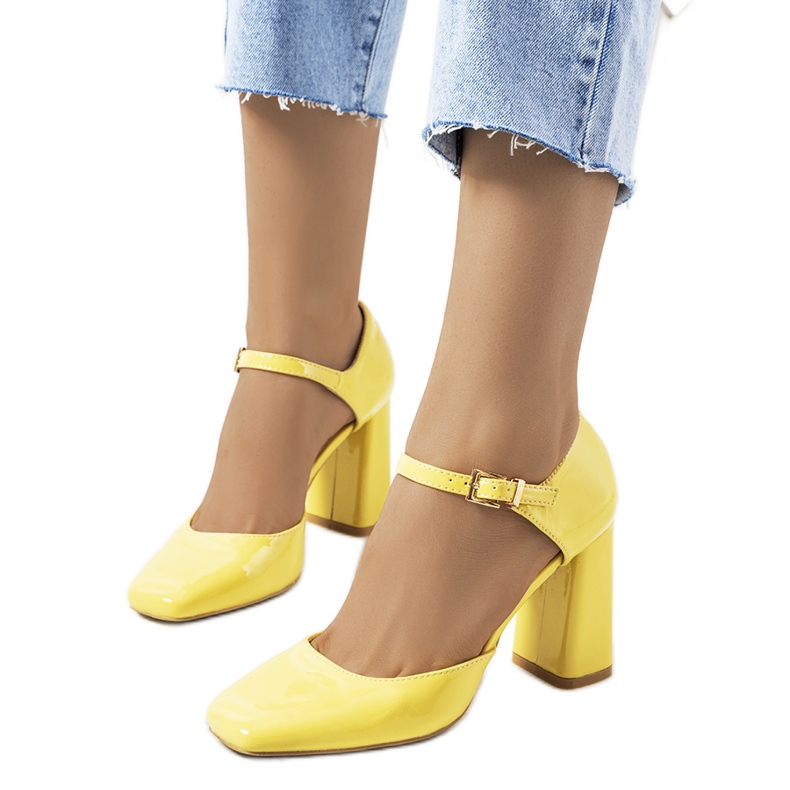 Żółte czółenka na słupku Clement