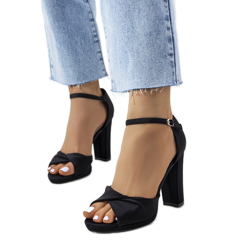 Czarne sandały na słupku Larana