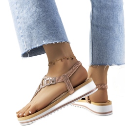 Różowe sandały na platformie Ahola