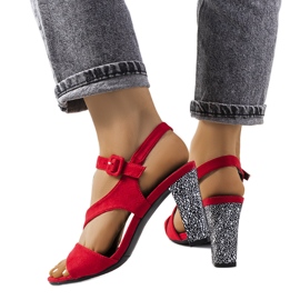 Czerwone sandały na słupku Murdock