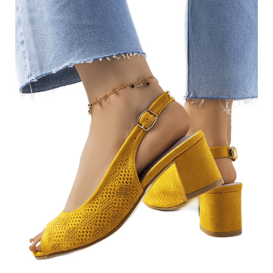 Żółte ażurowe sandały na słupku Graco
