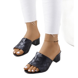 Czarne plecione klapki na słupku Svili