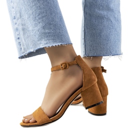 Brązowe sandały na słupku Deshe