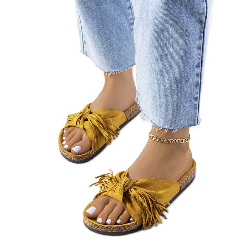 Żółte klapki z frędzlami Laderies