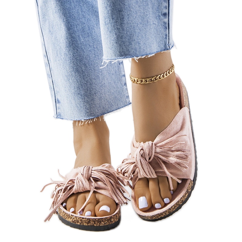 Różowe klapki z frędzlami Laderies