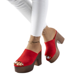 Czerwone klapki na platformie Klaren