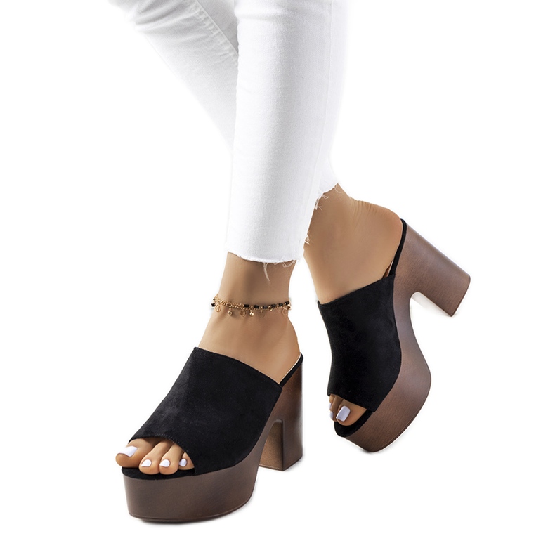 Czarne klapki na platformie Klaren