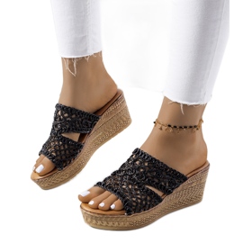 Czarne klapki na koturnie Clara