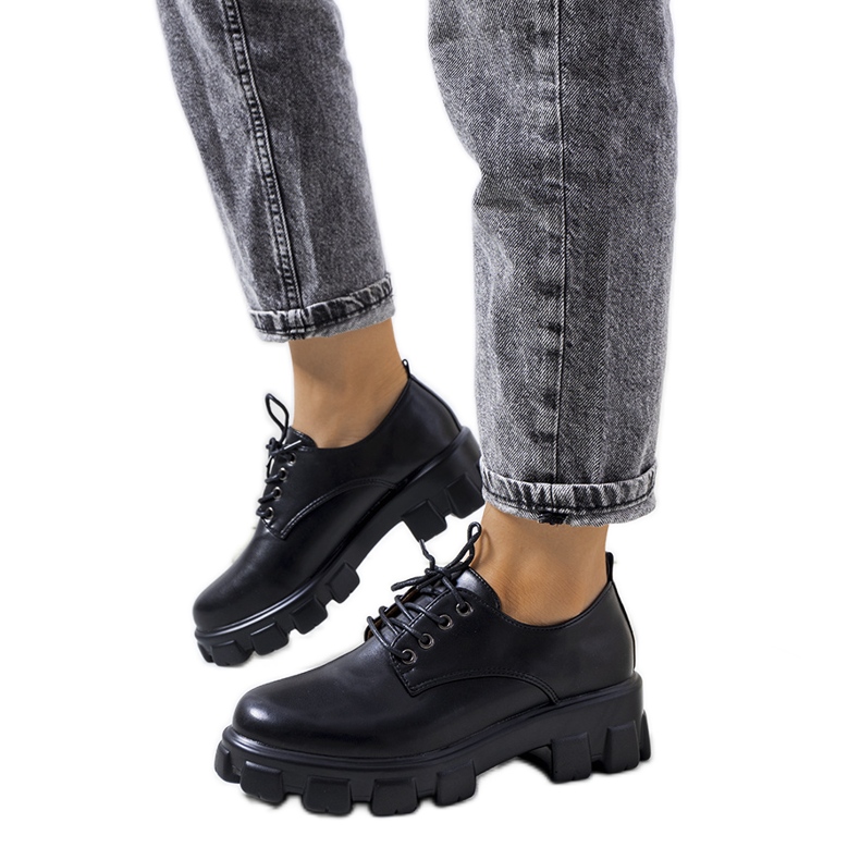 Czarne półbuty na traktorowej podeszwie Chedi