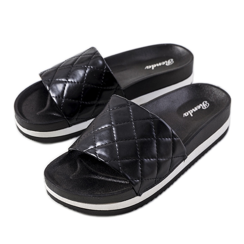 Czarne klapki pikowane Hassell