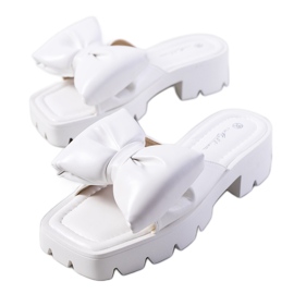 Białe klapki na traktorowej podeszwie Platt