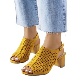 Żółte ażurowe sandały na słupku Belinda