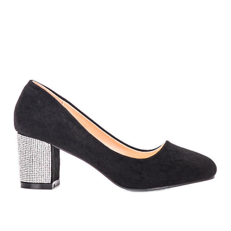 Czarne czółenka na słupku Goyala