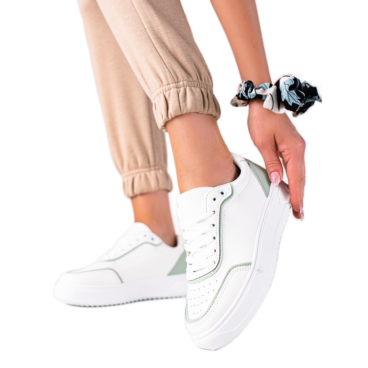 SHELOVET Sneakersy Z Zieloną Wstawką białe zielone