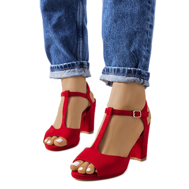 Czerwone czółenka na słupku Harvey