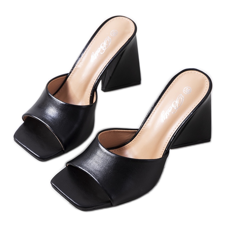 Czarne klapki na słupku Istila