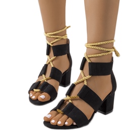 Czarne sandały na słupku Saliba