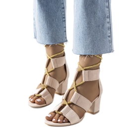 Beżowe sandały na słupku Saliba beżowy