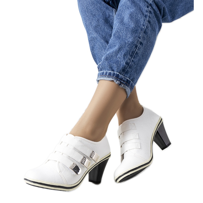 Białe półbuty na słupku Payla