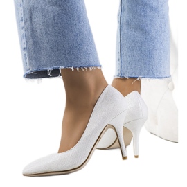 Białe błyszczące szpilki Macerra