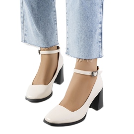 Beżowe czółenka z paskiem beżowy