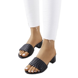 Czarne plecione klapki na słupku Verdun