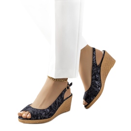 Czarne sandały na koturnie Beldesa