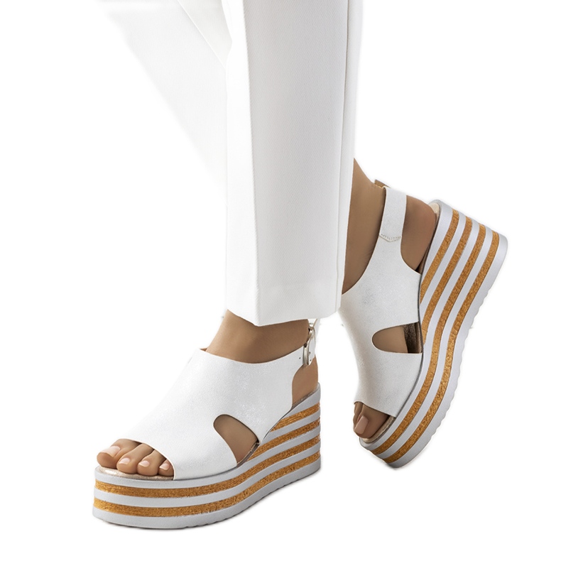 Srebrne sandały na koturnie Corrine białe srebrny