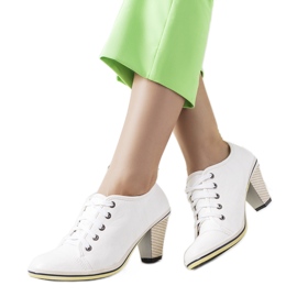 Białe półbuty na słupku Belisle