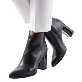 Czarne botki na słupku Ezinet