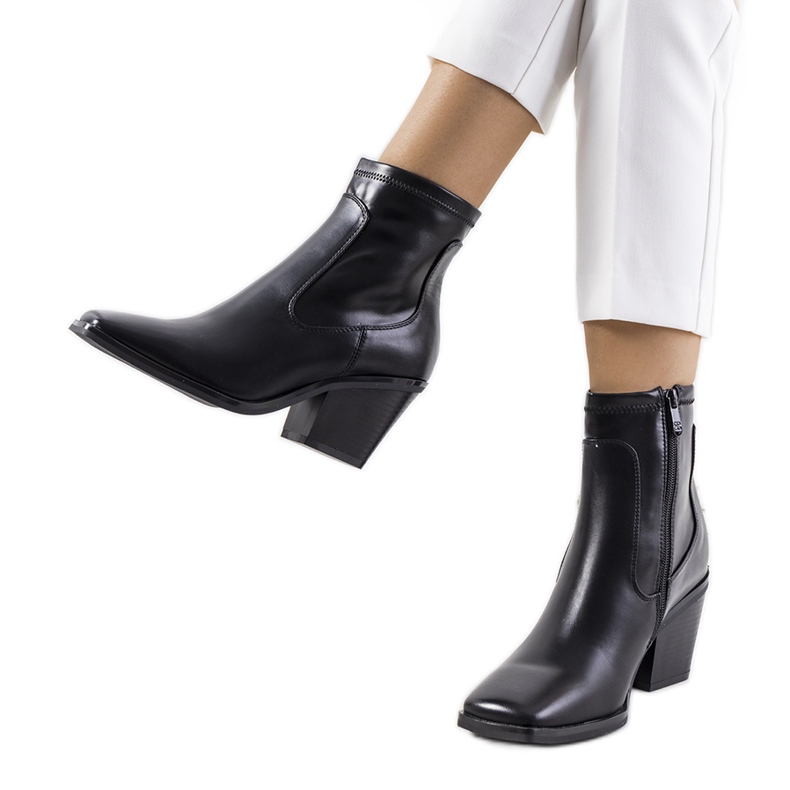 Czarne botki na obcasie Panucci