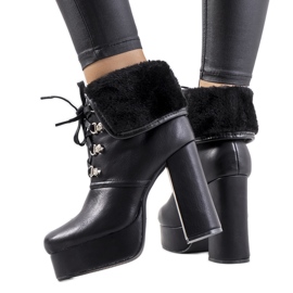 Czarne botki na słupku Madina