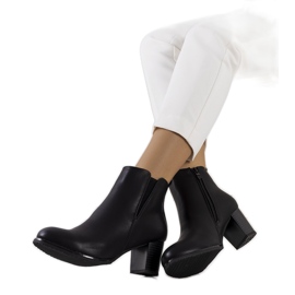 Czarne botki na słupku Begger's