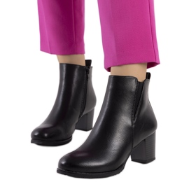 Czarne botki na słupku Begger's