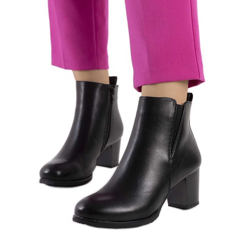 Czarne botki na słupku Begger's