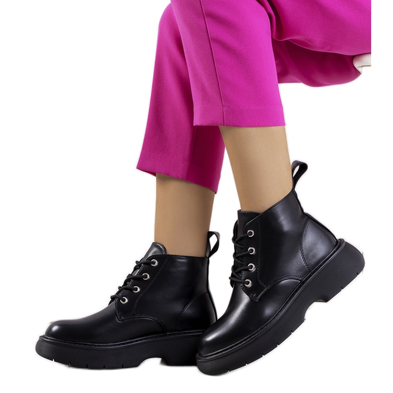 Czarne botki typu glany Solis