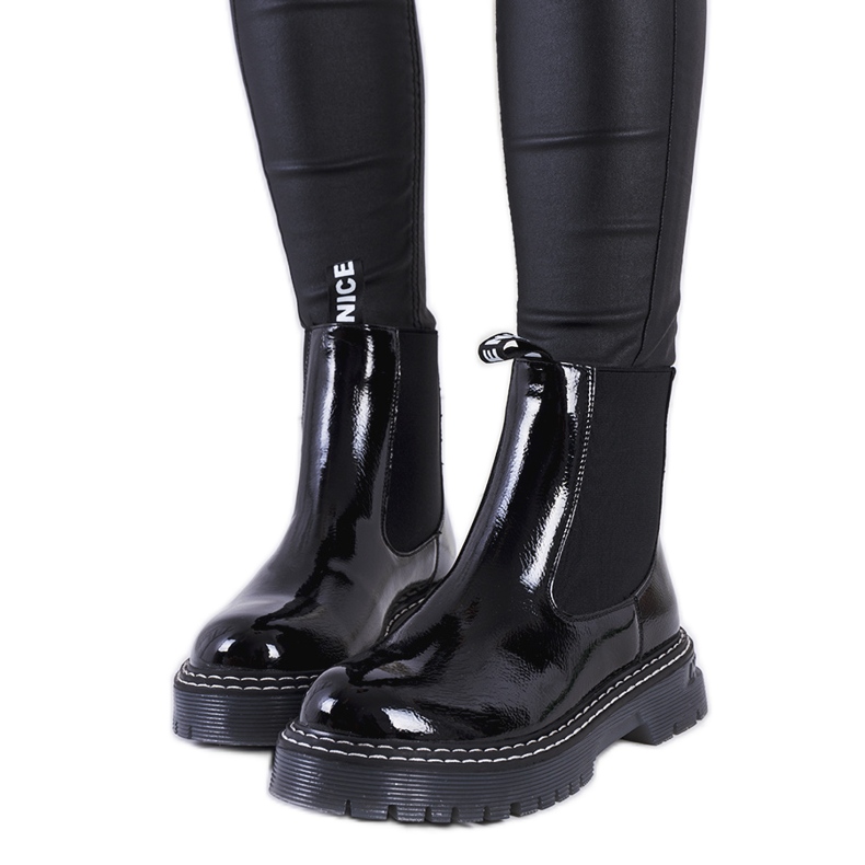 Czarne lakierowane sztyblety Vido