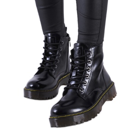 Czarne botki z ozdobną nitką Yuliya