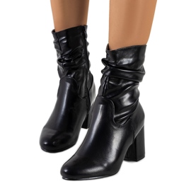 Czarne botki na słupku Hilda