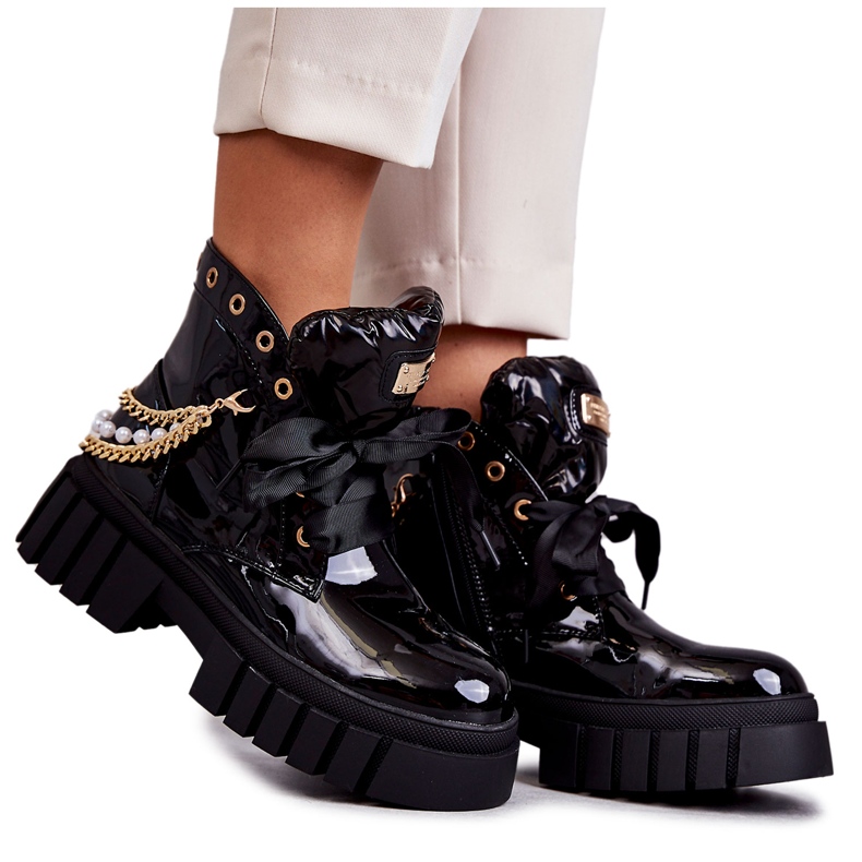 Lakierowane Ocieplane Botki Z Łańcuszkiem Czarne Karoline