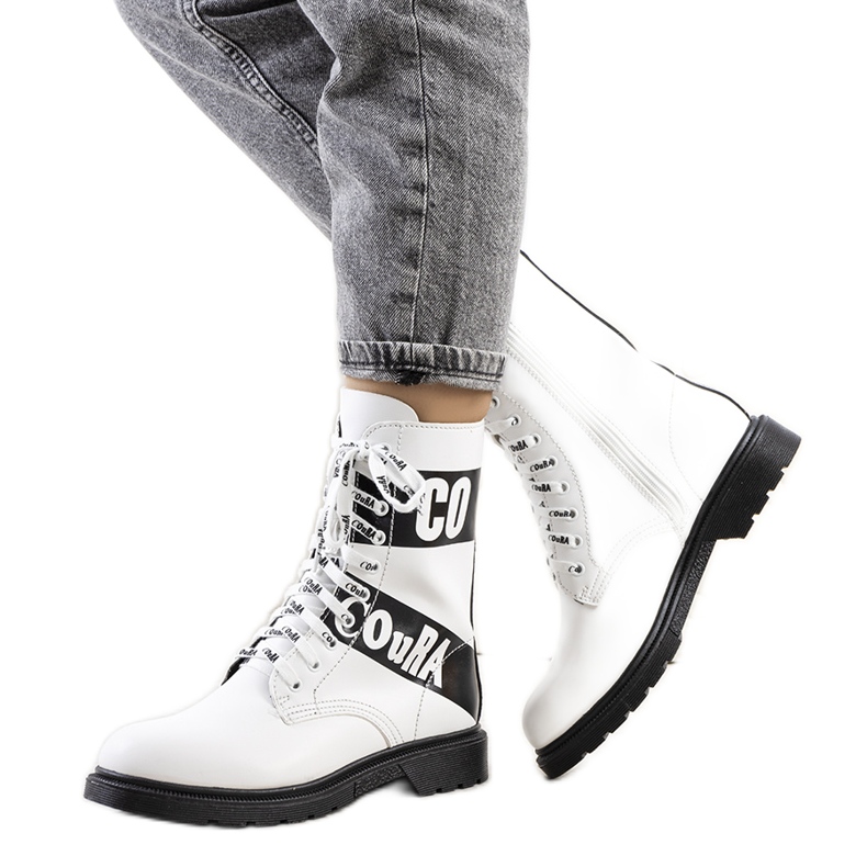 Białe traperki ozdobione napisami