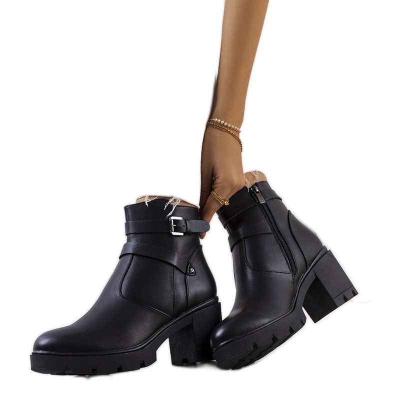 Czarne botki na traktorowej podeszwie Centret