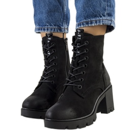 PA1 Czarne zamszowe botki na obcasie Chichig