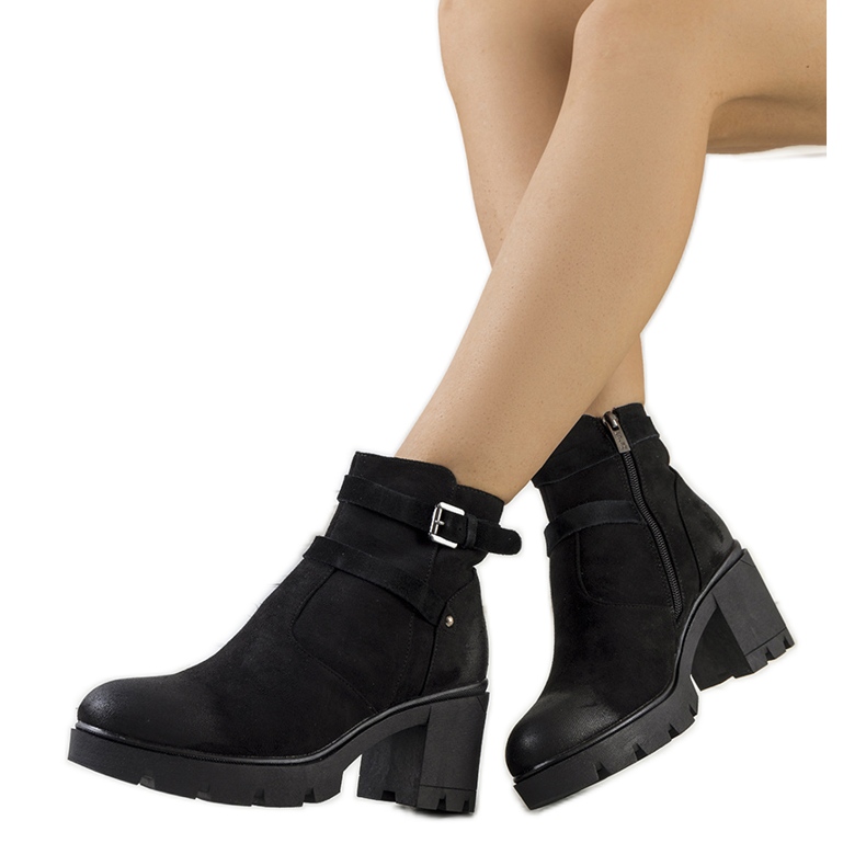 Czarne botki na traktorowej podeszwie Lamaris