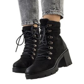 PA1 Czarne botki na słupku Langesko